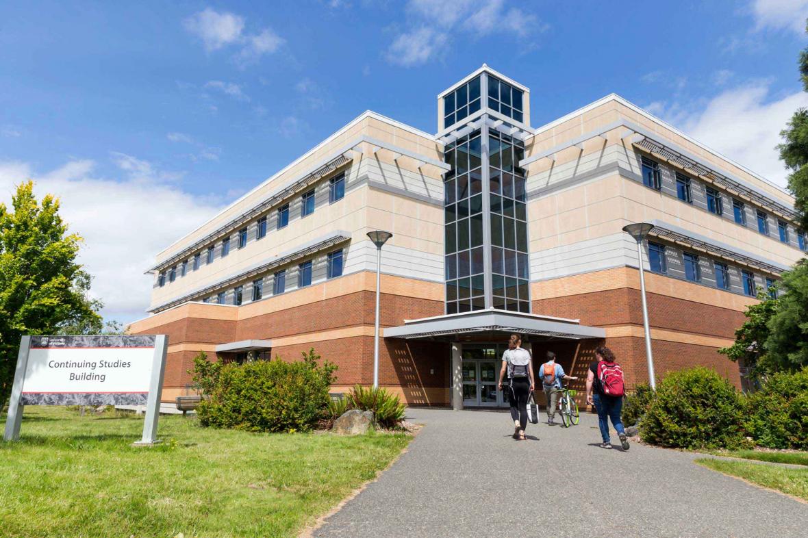 دانشگاه ویکتوریا (University of Victoria) دانشگاه ویکتوریا (University of Victoria)